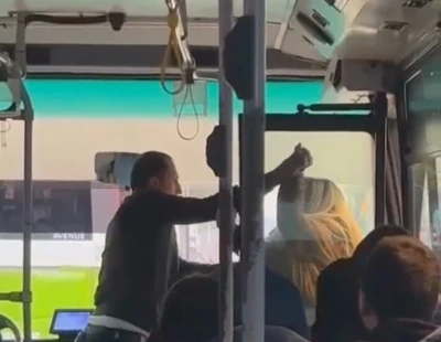 Otob&uuml;ste kavga: Şof&ouml;r ve kadın yolcu birbirlerine saldırdı