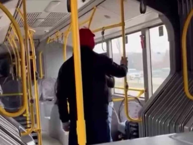 Otob&uuml;ste tartıştığı genci darbeden ş&uuml;pheli yakalandı