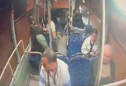 Otob&uuml;ste yolcuların g&ouml;z&uuml; &ouml;n&uuml;nde cinayet işledi
