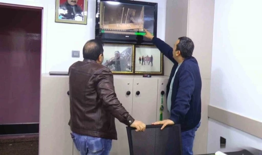 Otogardaki işyerinden sadaka kutusunun &ccedil;alınma anı kamerada
