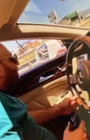 Otomatik tabanca ile havaya ateş a&ccedil;an şahıs tutuklandı