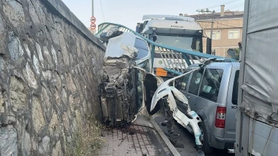 Otomobil, 3 metreden yan sokağa d&uuml;şt&uuml;