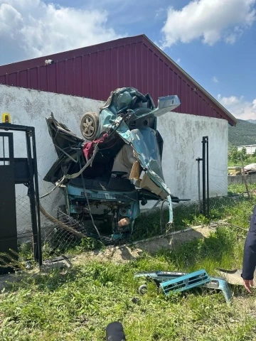 Otomobil adeta d&uuml;z duvara tırmandı
