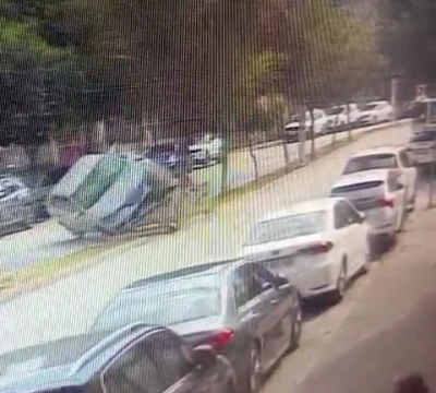 Otomobil ağaca &ccedil;arpıp takla attı
