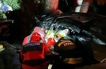 Otomobil ağaca &ccedil;arptı: 1 &ouml;l&uuml;
