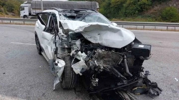 Otomobil akaryakıt tankerine &ccedil;arptı: 1 &ouml;l&uuml;, 1 ağır yaralı
