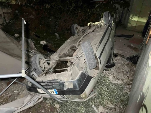 Otomobil bah&ccedil;eye u&ccedil;tu: Yaralılar m&uuml;dahale sonrası olay yerinden ka&ccedil;tı
