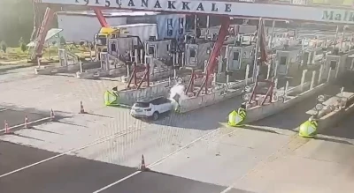 Otomobil bariyere &ccedil;arptı: 1 &ouml;l&uuml;, 1 yaralı