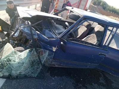 Otomobil bariyerlere &ccedil;arparak hurdaya d&ouml;nd&uuml;: 1 yaralı
