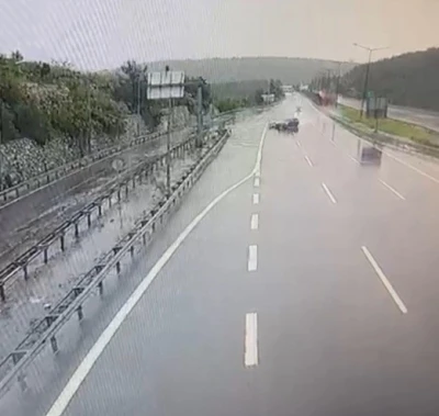 Otomobil bariyerlere ve araca &ccedil;arptı

