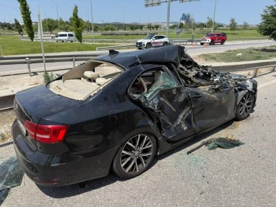 Otomobil bi&ccedil;erd&ouml;verin altına girdi: 2 yaralı