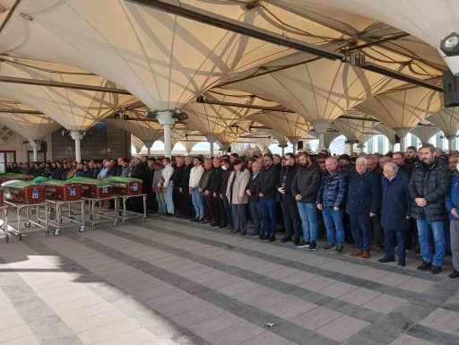 Otomobil &ccedil;arpması sonucu vefat eden motokurye son yolculuğuna uğurlandı
