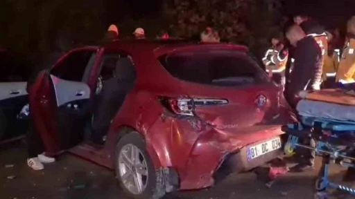 Otomobil demir &ccedil;ubuklara saplandı