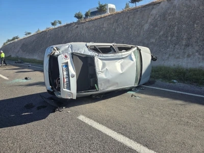Otomobil devrildi; anne &ouml;ld&uuml;, kızı yaralı