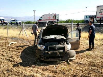 Otomobil devrildi; emniyet m&uuml;d&uuml;r yardımcısı ile ailesi yaralı