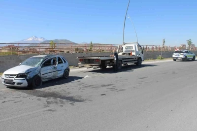 Otomobil direğe &ccedil;arptı, hamile kadın ve bebeği &ouml;ld&uuml;