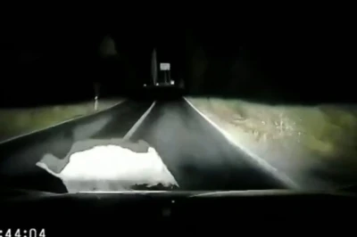Otomobil domuza &ccedil;arptı; &ccedil;arpma anı ara&ccedil; kamerasında