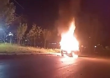 Bursa'da park halindeki otomobil yandı