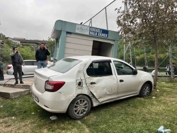 Otomobil halk ekmek b&uuml;fesine &ccedil;arptı: 2 yaralı
