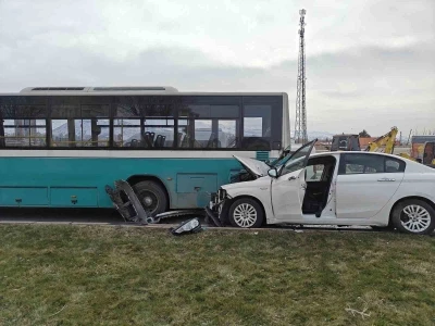 Otomobil halk otob&uuml;s&uuml;ne &ccedil;arptı, maddi hasar oluştu