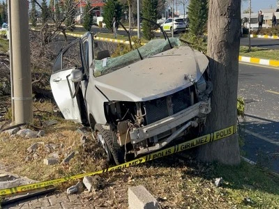 Otomobil ikiye b&ouml;l&uuml;nd&uuml;: 2 &ouml;l&uuml;, 1 yaralı