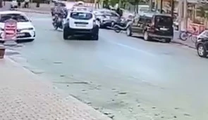 Otomobil ile &ccedil;arpışan motosikletin s&uuml;r&uuml;c&uuml;s&uuml; metrelerce y&uuml;kseğe savruldu; 