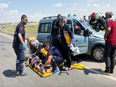 Otomobil ile hafif ticari ara&ccedil; &ccedil;arpıştı: 1'i ağır 5 yaralı