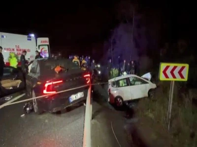 Otomobil ile hafif ticari ara&ccedil; kafa kafaya &ccedil;arpıştı: 1 &ouml;l&uuml;, 5 yaralı