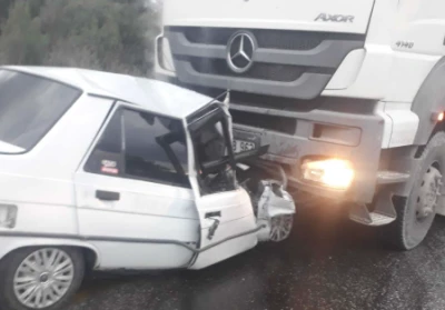 Otomobil ile kamyon kafa kafaya &ccedil;arpıştı: 1 &ouml;l&uuml;, 1 yaralı