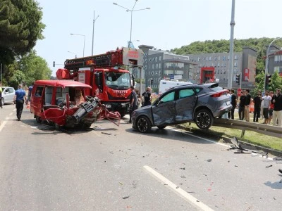 Otomobil ile minib&uuml;s &ccedil;arpıştı: 2&rsquo;si ağır, 6 yaralı