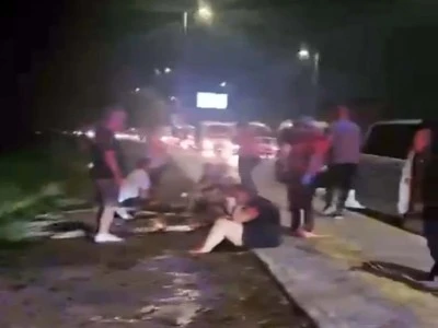 Otomobil ile minib&uuml;s &ccedil;arpıştı: 8'i turist 10 yaralı