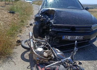 Otomobil ile motosiklet &ccedil;arpıştı: 2 ağır yaralı