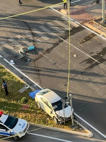 Otomobil ile trakt&ouml;r &ccedil;arpıştı: 1 &ouml;l&uuml;, 1 yaralı
