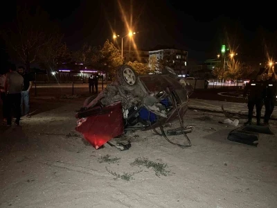 Otomobil kamyona &ccedil;arpıp bah&ccedil;eye u&ccedil;tu: 2 yaralı
