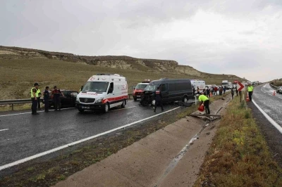 Otomobil karşı şeritte minib&uuml;sle &ccedil;arpıştı: 3&rsquo;&uuml; ağır 7 yaralı