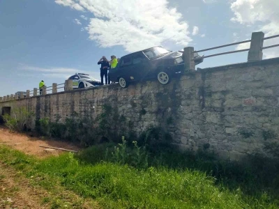 Otomobil k&ouml;pr&uuml;de asılı kaldı
