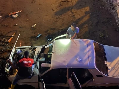Otomobil k&ouml;pr&uuml;den sulama kanalına d&uuml;şt&uuml;: 4 yaralı