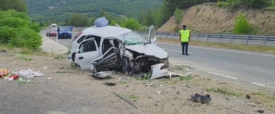 Otomobil menfeze &ccedil;arptı: 1 &ouml;l&uuml;, 3 yaralı