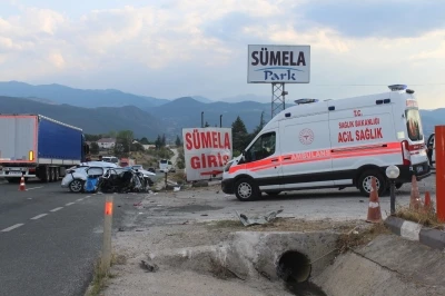Otomobil menfeze &ccedil;arptı; aynı aileden 2 &ouml;l&uuml;, 4 yaralı