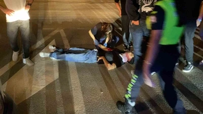 İneg&ouml;l'de otomobil motosikletle &ccedil;arpıştı : 2 yaralı