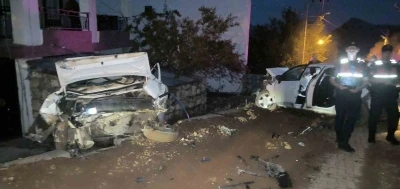 Otomobil park halindeki araca &ccedil;arptı: 4 yaralı