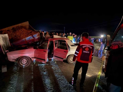 Otomobil park halindeki r&ouml;morka &ccedil;arptı: 1 &ouml;l&uuml;, 3 yaralı