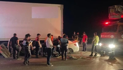 Otomobil, park halindeki tırın altına girdi: 2 &ouml;l&uuml;
