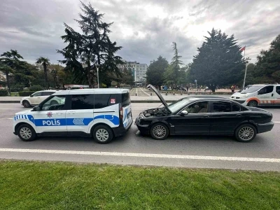 Otomobil, polis ekip otosuna arkadan &ccedil;arptı

