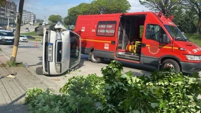 Otomobil rampa yukarı &ccedil;ıkarken yan yattı: 1 yaralı
