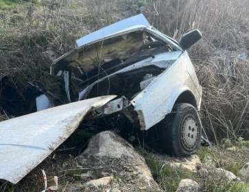 Otomobil şarampole yuvarlandı: Kardeşlerden 1'i &ouml;ld&uuml;, 1'i yaralandı