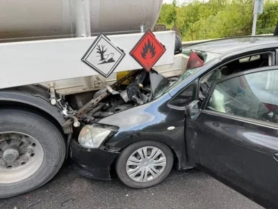 Otomobil tankere saplandı: 1 yaralı