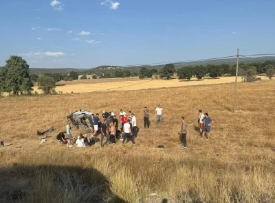 Otomobil tarlaya u&ccedil;tu: 5 yaralı