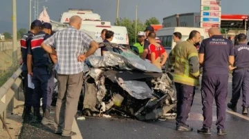 Otomobil, TIR'a arkadan &ccedil;arptı: 1 &ouml;l&uuml;, 3 yaralı