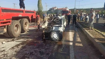 Otomobil tırla &ccedil;arpıştı: 3 &ouml;l&uuml;